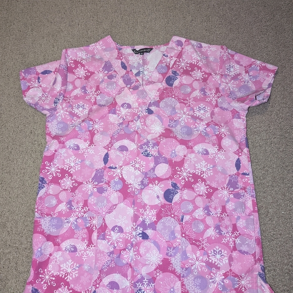 Pink and Purple Women's Scrub Top Top Snowflakes Size XS - Picture 1 of 4